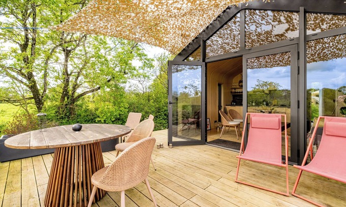 Grosbreuil Ski Chalet | Chalet 'Le P'tit Nids' with Private Terrace, Shared Garden and Wi-Fi