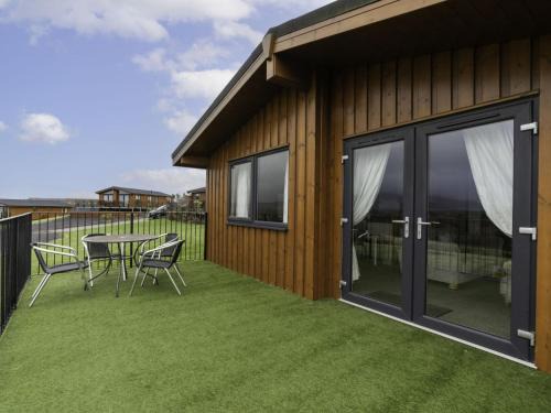 Kinross Ski Chalet | Chalet Loch Leven Lodge 21 by Interhome