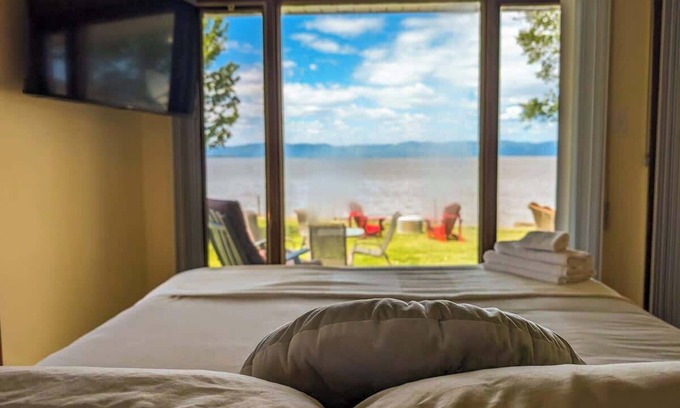 Cap-Saint-Ignace Ski Chalet | Chalet Loft #1 Waterfront with Spa, Fireplace & Wifi