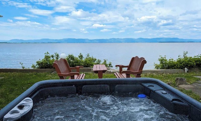 Cap-Saint-Ignace Ski Chalet | Chalet Loft #5 Waterfront with Spa, Fireplace & Wifi