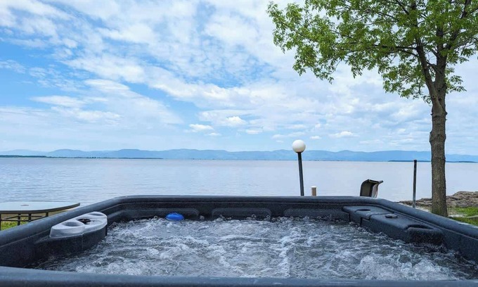 Cap-Saint-Ignace Ski Chalet | Chalet Loft #6 Waterfront with Spa, Fireplace & Wifi