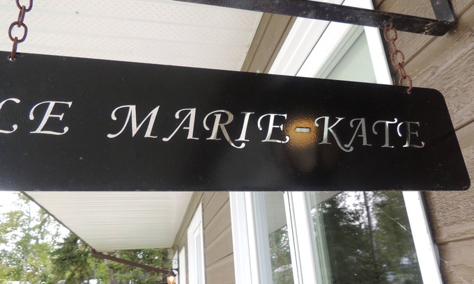 Larouche Ski Chalet | Chalet Marie-Kate on the edge of the Lake