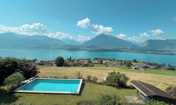 Aeschlen ob Gunten Ski Chalet | Chalet mit Pool und Sicht auf den Thunersee