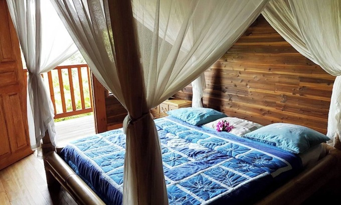 Grande-Terre Ski Chalet | Chalet Muscade with sea view