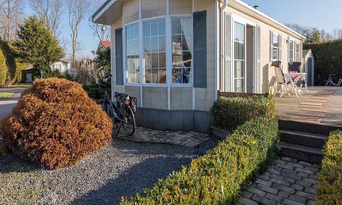 Hensbroek Ski Chalet | Chalet on a holiday park with two terraces
