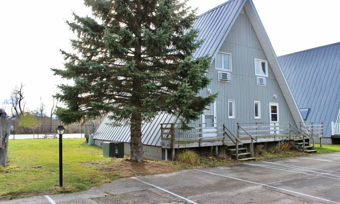 Stevensville House | Chalet on the Lake 60 w/Beach Access, Pools, Sport Courts, Fishing Pond & more!