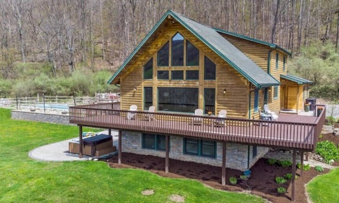 Naples Cabin | Chalet Overlooking Bristol Mountain