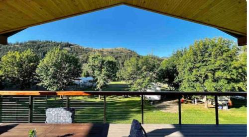 Tonasket Ski Chalet | Chalet Retreat on Spectacle Lake