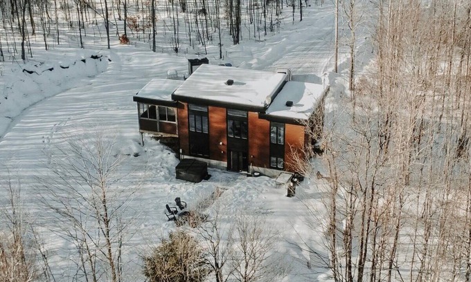 Chertsey Ski Chalet | Chalet Röcka with hot tub and lake access!