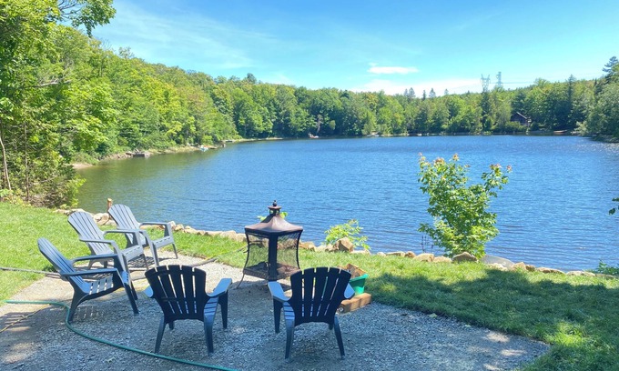 Saint-Calixte Ski Chalet | Chalet Shadow - spa - lakeside swimming - fireplace - paddleboard - beach