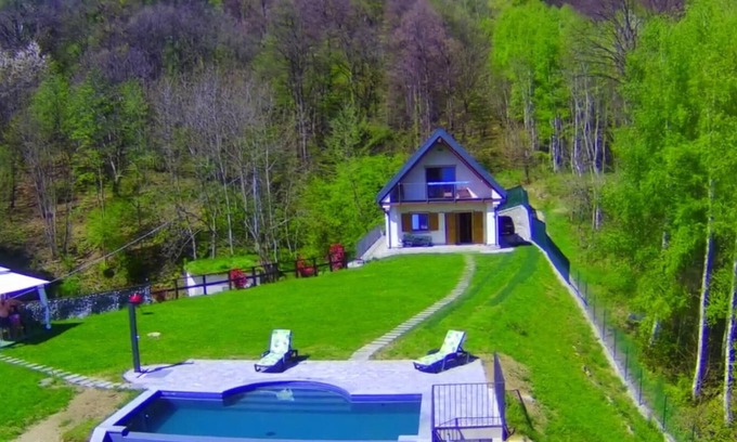 Stazzona Ski Chalet | Chalet Stazzona, Casa a Punta, surrounded by greenery 5 minutes from Lake Como.