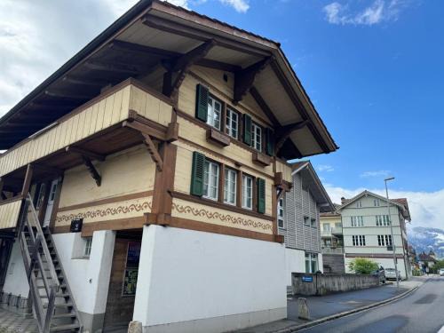 Unterseen Apartment | Chalet Studio Apartment with Aircon