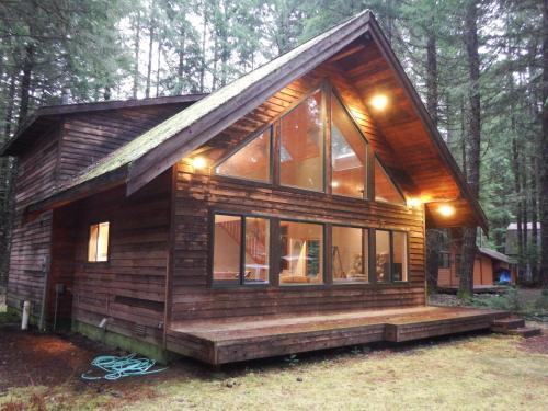Enumclaw Ski Chalet | Chalet-style cabin near Mt. Rainier and Crystal