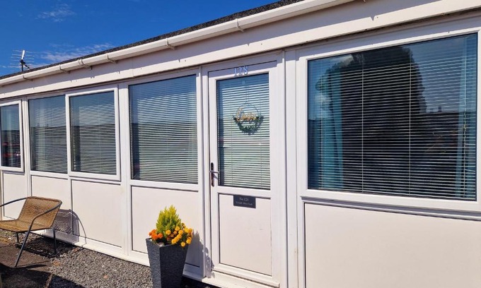 Kidwelly Ski Chalet | Chalet Ty Lilli Wen -Sleep 6- Pet friendly