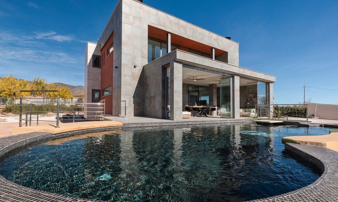 Caravaca de la Cruz Ski Chalet | Chalet 'Villa Cruz' with Mountain View, Wi-Fi and Air Conditioning