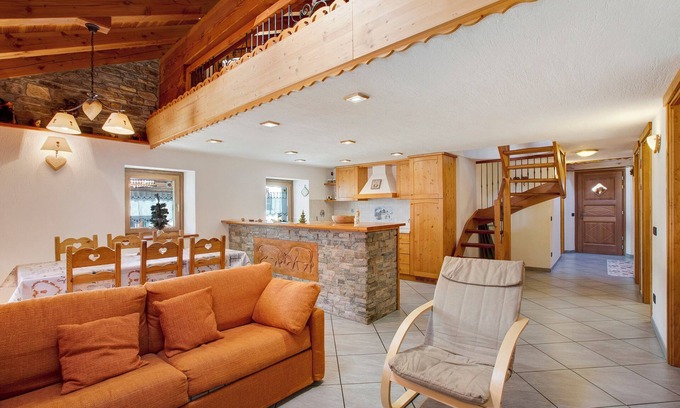 La Salle Ski Chalet | Chalet 'Vista Monte Bianco' with Mountain View, Shared Garden and Wi-Fi