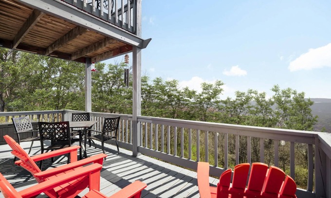 Romney Cabin | Chalet w Hot Tub, Fire Pit, Deck, Grill & Games