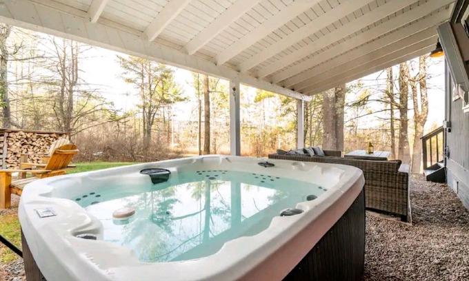 Gilboa Ski Chalet | Chalet w/HOT TUB & OUTDOOR TV ALL YEAR, Fire Pit, Pool, Prvt. trail & Playground