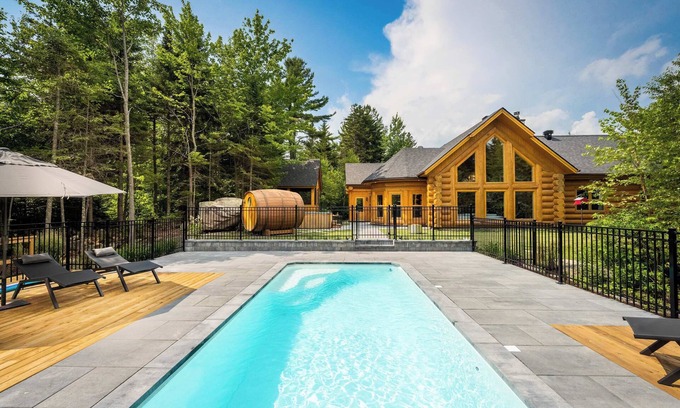 Fiddler Lake Resort Ski Chalet | Chalet White Rabbit at Fiddler Lake with private spa, sauna, and pool