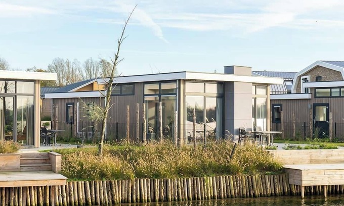 Linden House | Chalet with 3 bedrooms, a terrace and a jetty