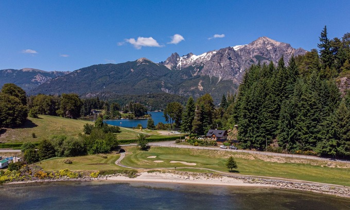 Llao Llao Cottage | Chalet with amazing lake and golf course view! 4 BD 3 Bath