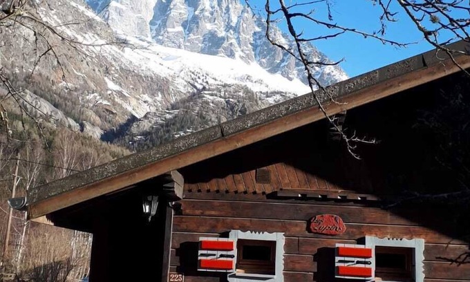 Les Tines Ski Chalet | chalet with garden and parking lot in front of Mont-Blanc