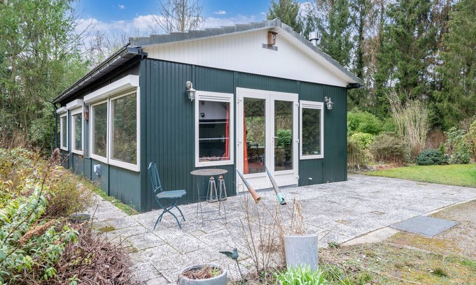 Arendonk House | Chalet with Garden and Pond