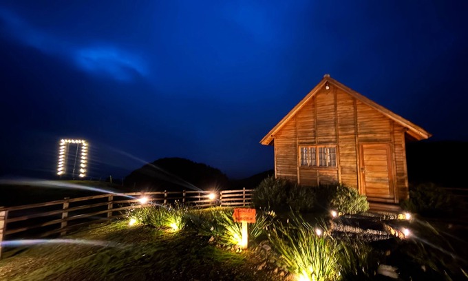Rancho Queimado Cabin | Chalet with hot tub for couples in Rancho Queimado