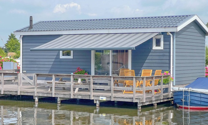 Municipality of Stichtse Vecht Ski Chalet | Chalet with swimming ladder on Loosdrecht lakes