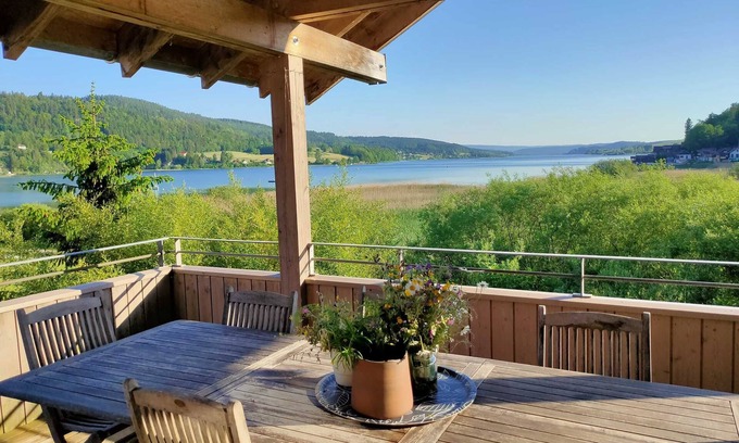 Oye-et-Pallet House | Chalet with terrasse by the lake