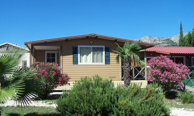 Tautavel Resort | Chalets en Village-vacances ! Clubs Enfants et Clubs Ados Inclus. Piscine