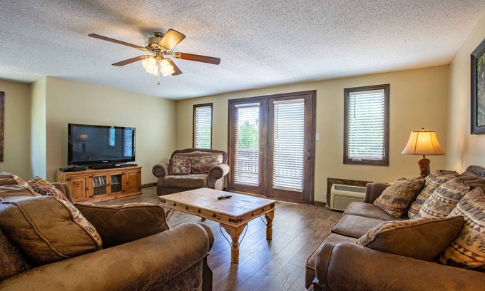 Lampe Cabin | Chalets Resort LAKEFRONT Cottage Free Amenities Dock/Boat Parking Pool & Waterslide