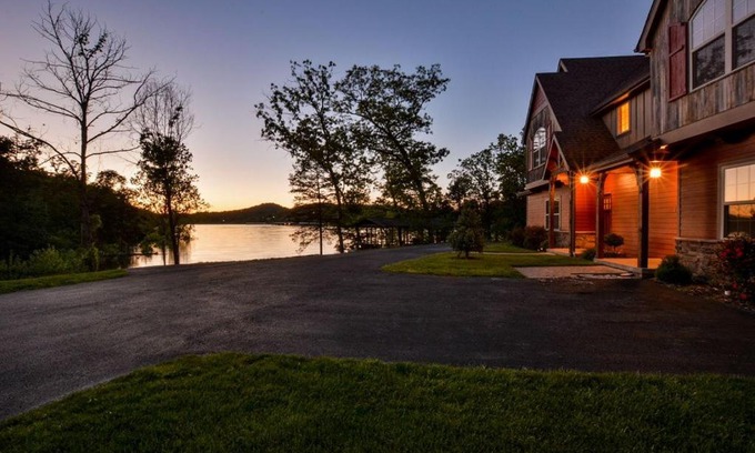 Lampe House | Chalets Resort Luxury Lakefront Villa Amazing View 2 Pools Free Amenities Dock