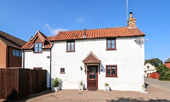 Methwold Cottage | CHALK COTTAGE, pet friendly, character holiday cottage in Feltwell