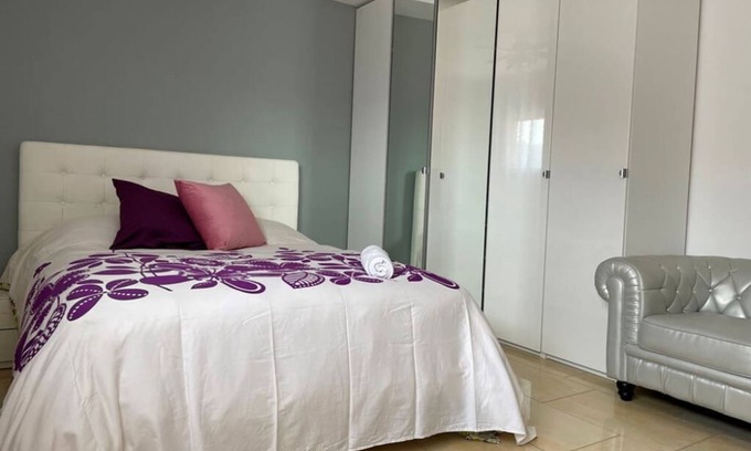 Sant Fost de Campsentelles Villa | Chambre à 30 Minutes de Barcelone Avec Salle de Bain et Piscine Partagées