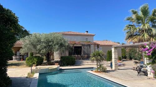 Jonquieres-Saint-Vincent Bed & Breakfast | Chambre au Mas des Fontaines