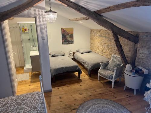 Caylus House | Chambre avec salle de bain