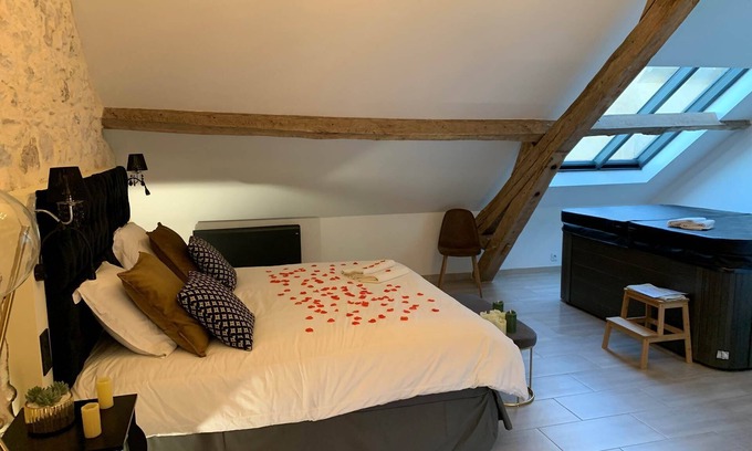 Treuzy-Levelay Other | Chambre Baroque Avec Jacuzzi Privatif Sous les Poutres