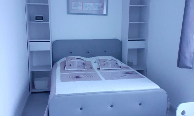 Cholet Bed & Breakfast | Chambre Chez L'habitant . Jardin Terrasse spa Extérieur en été , Coin Billard
