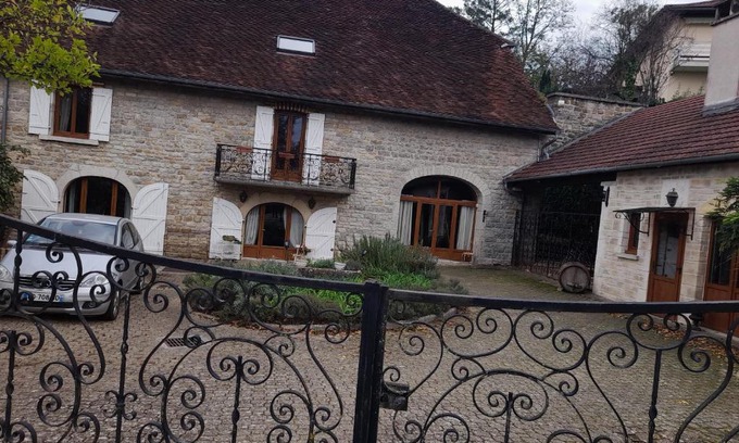Saint-Germain-les-Arlay Bed & Breakfast | chambre comtoise