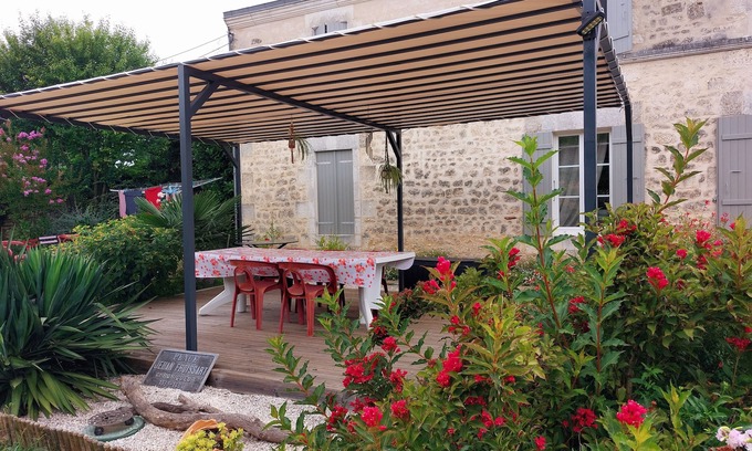 Saint-Romain-de-Benet Bed & Breakfast | Chambre D'hôtes Spacieuse Entre Terre et mer Dans la Campagne Paisible
