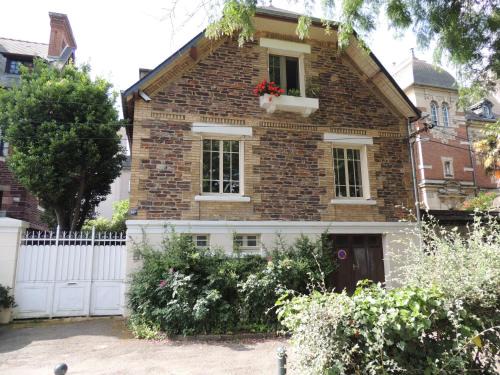 Colombier - Champ de Mars Bed & Breakfast | Chambre d'hôte le jardin de l'Esplanade Rennes Centre et gare