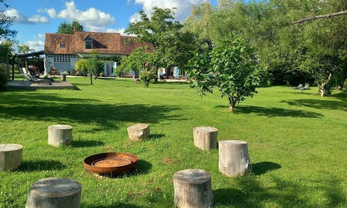 Herry Bed & Breakfast | Chambre d'hôtes Le Corbier, an ideal resting place in central France.