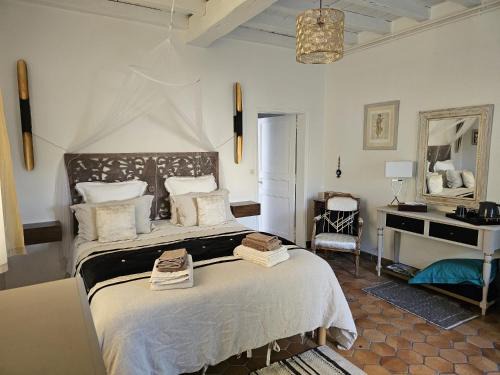 Corme-Royal Bed & Breakfast | Chambre d'Hôtes LES ROCHES