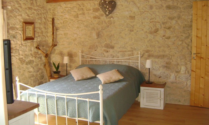 Castelnau-de-Montmiral Bed & Breakfast | Chambre d'hôtes Acacia at "La Boriette" in peaceful Occitan Tuscany