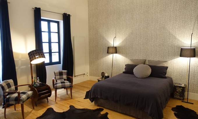 Lavaur Bed & Breakfast | Chambre noire-Double room-Superior-Private Bathroom-Street View