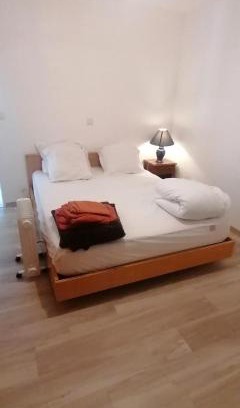 Savigne-lʼEveque House | Chambre parquet flottant chez l'habitant