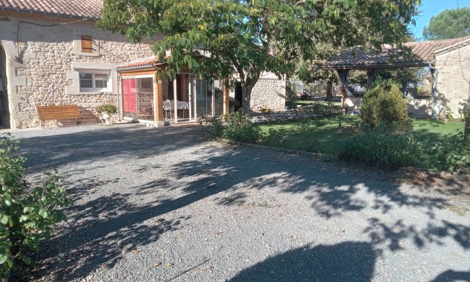 Noaillac Cottage | Chambres Dans Maison de Campagne