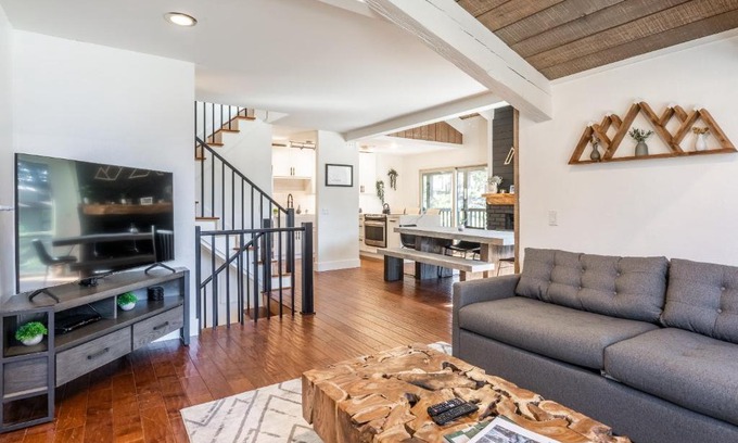 Mammoth Lakes House | Chamonix 24 is a 2bed plus loft 3 bath Upgraded Canyon Ldge Nearly Ski in Ski Out Sleeps 8