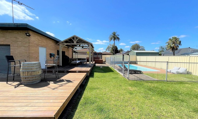Heddon Greta House | Champagne by the Pool - Gateway to the Hunter Valley